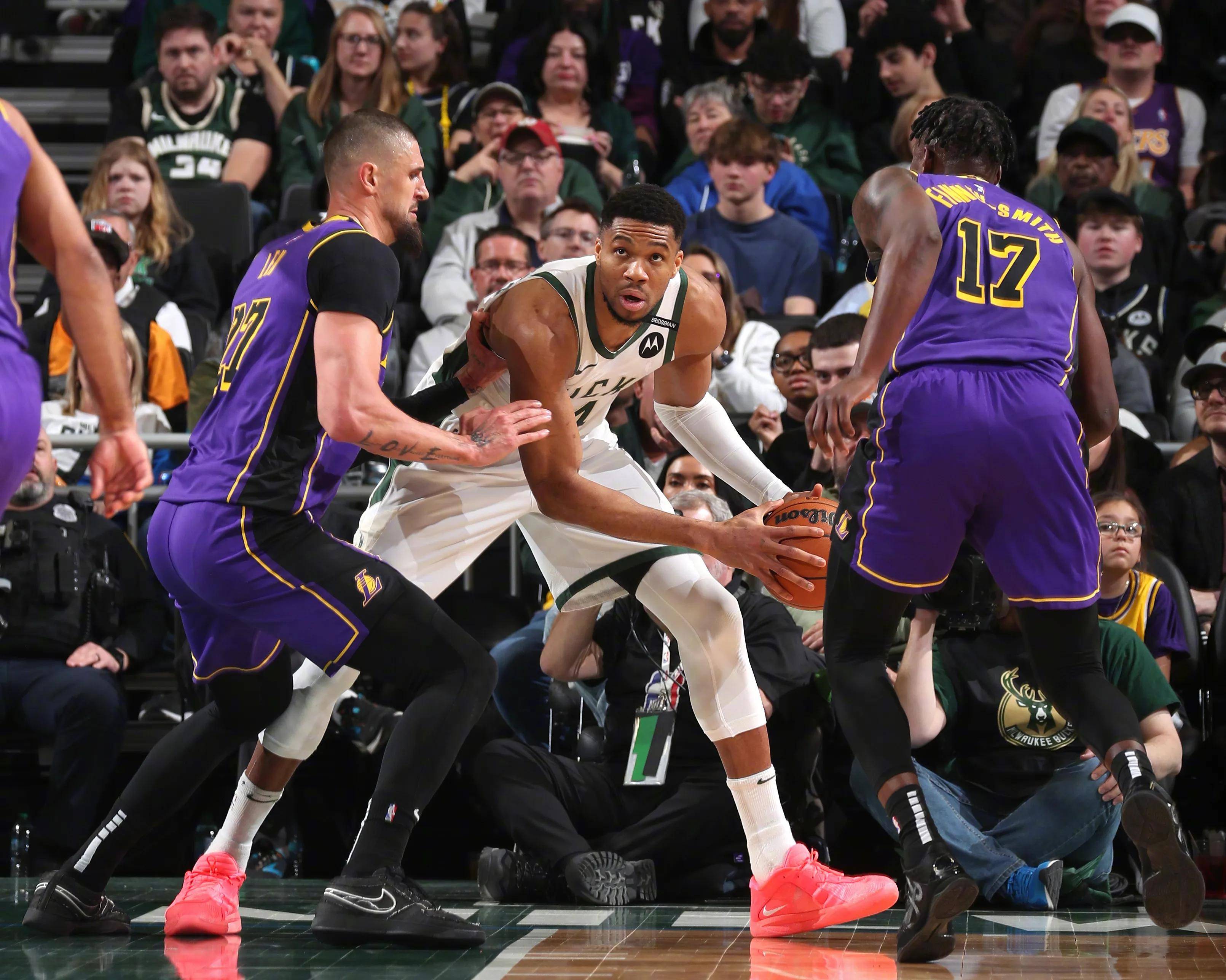 湖人主场憾负步行者,遭遇失利 湖人主场憾负步行者,遭遇失利