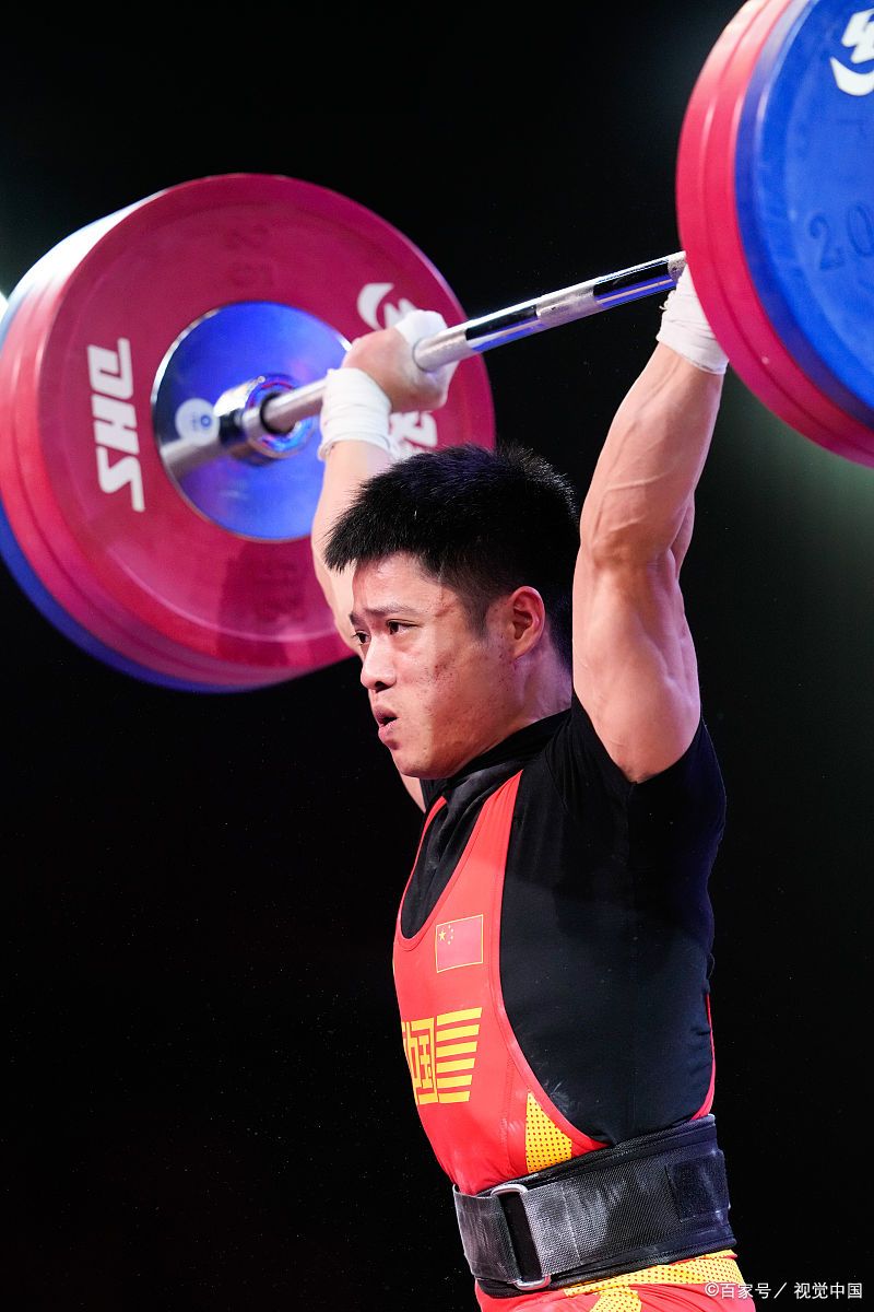 选手精湛技艺,奋力拼搏再进新高度 选手精湛技艺,奋力拼搏再进新高度